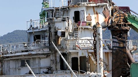 Desguace del atunero Albacora Diez en el puerto de Marín