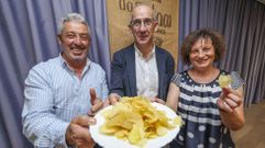 En el centro, el alcalde coristanqu�s, Juan Garc�a. A su lado, los ediles Enrique Tasende y Clarisa Couto. Sostienen una prueba de lo que repartir� Bonilla en su edici�n especial: patata chip con tub�rculo salido de Coristanco