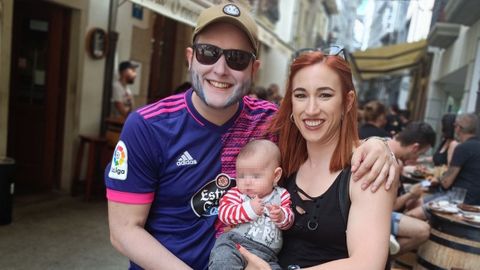 Marcos Jiménez y María Beltrán, de León, con su pequeña Jana en brazos, que también va al Resu