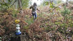 Mar�a Jes�s Felpeto, veci�a de Cerv�s, en Ares, nunha finca s�a na que Betula retirou os eucaliptos, cun dos totems creados polo escultor Man� para a parcela