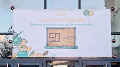 Fachada del CEIP Couceiro Freijomil, que acaba de cumplir medio siglo