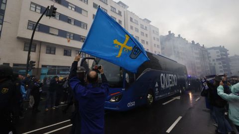 Recibimiento al Real Oviedo antes del partido de playoff contra el Eibar