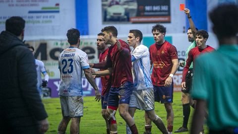 Ara�jo (con el dorsal 23) vio la roja directa mediada la segunda parte y dej� al Boiro en inferioridad num�rica.
