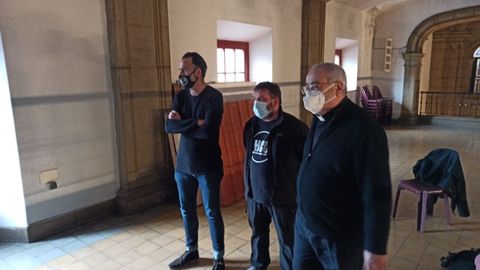 Tono Permuy y David Tejerina con el p�rroco de la iglesia de San Jos�, Fernando Llen�n