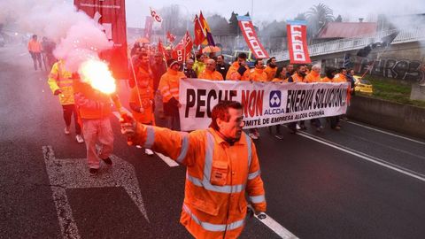 Los trabajadores de la planta de A Coru�a vuelven a manifestarse para exigir  una soluci�n  al conflicto