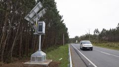 El radar situado en la AC-432, en O Piteiro, Camari�as, acab� de ser instalado este mismo martes.