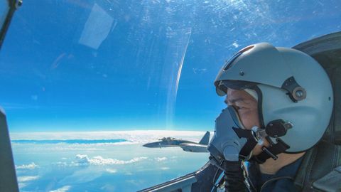 Un piloto chino participa en las maniobras en torno a la isla de Taiw�n