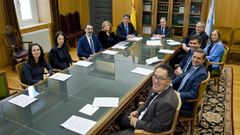 Estos son los magistrados y jueces que forman el �rgano de gobierno de los juzgados y tribunales gallegos. De izquierda a derecha, Noem� Gonz�lez, Ana Fern�ndez-Porto, Luis Fernando de Castro, Teresa Cortizas, Juan Jos� Mart�n, Jos� Mar�a G�mez y D�az-Castroverde (presidente de la Sala y del TSXG), Ignacio Picatoste, Carmen Veiras, Jos� Luis Dea�o, Germ�n Serrano y Antonio Pi�a. 
