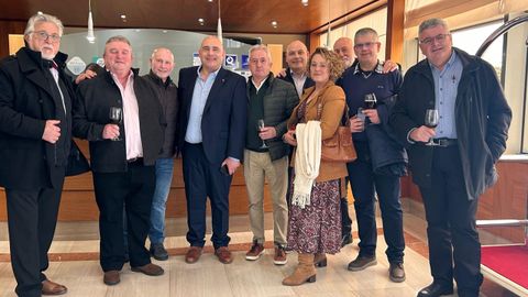 Compaeros de la Guardia Civil con el nuevo jefe de oficina del Sector de Trfico de Galicia, Jos Antonio Lobeiras (cuarto por la izquierda)