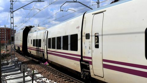 Un operario trabaja bajo el tren Alvia que descarril� hoy