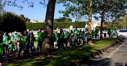 Ni�os de todas las edades, padres y profesores, caminaron cerca de tres kil�metros.