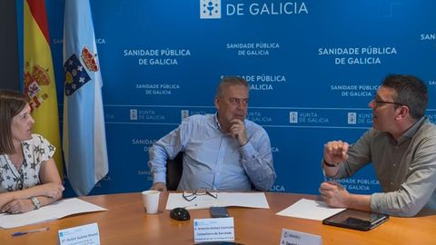 El conselleiro de Sanidade mantuvo una reuni�n con el regidor ribadense