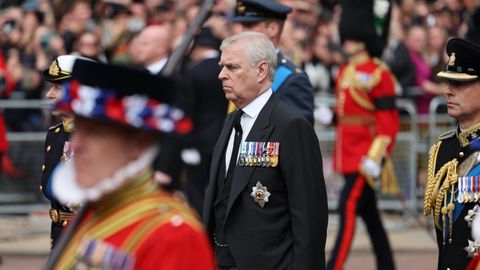 Andr�s Mountbatten-Windsor siguiendo el cortejo f�nebre de la reina en el 2022