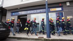 Ante la oficina de Emprego de Burela se concentraron a finales de octubre empleados de Alcoa para representar las colas del paro que provocar�an los despidos que quiere ejecutar la multinacional en San Cibrao