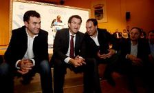 Con el aforo lleno a reventar, oradores y alcaldes se sentaron en las escaleras para dejar sitio.