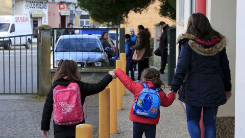 Padres con sus hijos ayer, en las inmediaciones del centro