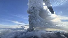 El volcn Krasheninnikov expulsando humo y cenizas en una imagen cedida por el Instituto de Vulcanologa y Sismologa de Rusia