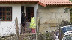 La detenida -con chaqueta amarilla- colabor� en el registro de la polic�a