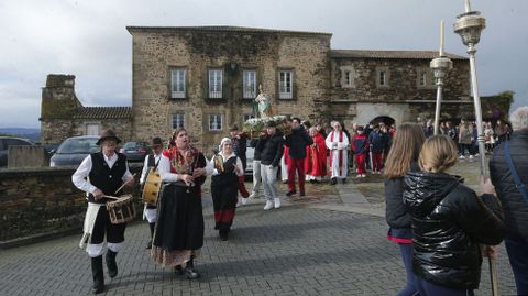 Estudiantes del colegio Torre de Lemos llevaron la imagen del santo en una breve procesi�n en la cima de San Vicente