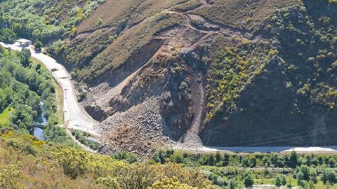 Desprendimiento en la CL-631, a la altura de Páramo del Sil