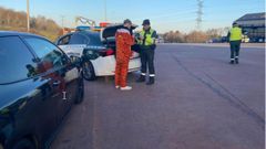 Un agente de la Guardia Civil identificando al conductor que circulaba haciendo zigzag