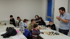 Roberto Pati�o y sus alumnos, en el inicio de curso de en la Escola Xadrez de Ordes, en el Isabel Zendal.