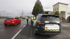 Agentes de tr�fico de la Guardia Civil en la carretera N-540 en Chantada, en una fotograf�a de archivo