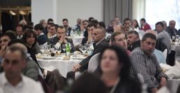 Unos 170 empresarios de toda la comarca de Deza compartieron mesa y mantel en Silleda. 