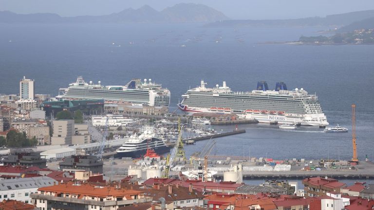 Triple escala de cruceros en el Puerto de Vigo, la primera de la temporada