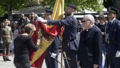 Una mujer, jurando la ensea nacional en el 2018 en Noia.