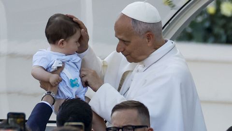 El papa Le�n XIV bendice a un ni�o durante la procesi�n del Corpus Christi tras la misa oficiada este domingo en la Plaza de Cibeles de Madrid