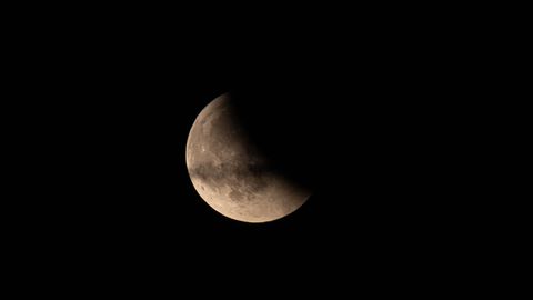 El eclipse lunar, visto desde Aguiño, en Ribeira.