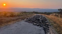 As� amaneci� la carretera de acceso a Serva�nza, en Viana do Bolo.