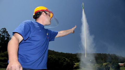 Lanzamiento de bombas de palenque en unas fiestas de Soandres, en A Laracha. La persona de la imagen no est relacionada con ningn tipo de actividad ilcita de la que se habla en la informacin.