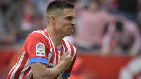 El delantero montenegrino del Sporting de Gij�n Uros Djurdjevic celebra su gol, primero para su equipo, durante el derbi asturiano