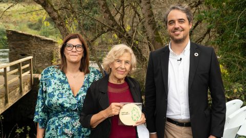 En la foto, Manuela Carmena con la medalla de chocolate, flanqueada por Ana Beln Traseira, directora del centro asociado de la UNED en Lugo y Carlos Garca, concejal focense y gestor de administracin de la UNED, ambos codirectores del proyecto Lugo NaturalMente.