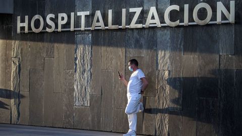 Un sanitario descansa en el exterior del Hospital Universitario Central de Asturias (HUCA)