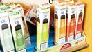 Cigarrillos electrónicos de diferentes colores y sabores en un establecimiento de Carballo