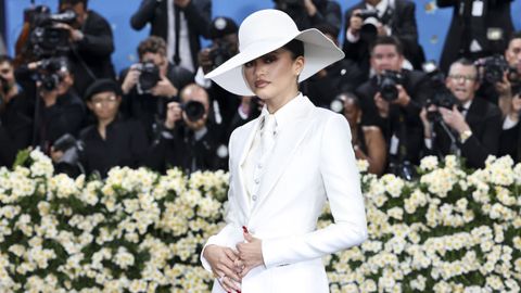 La actriz, con un «total white look»