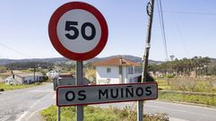 OS MU��OS PASA A OS MU�OS. Esa es la manera de identificar, en lenguaje oral y por los vecinos, este importante cruce de caminos en la parroquia de Moraime, en Mux�a. El cambio a�n no ha tenido impacto, explican en el Concello.