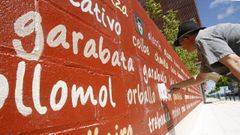 Imagen de archivo de un mural con palabras en gallego en Silleda