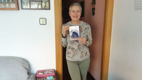 Carmen, sujetando una foto de su hijo Rub�n