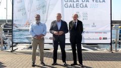 El alcalde de Sanxenxo, Telmo Mart&iacute;n, con el portavoz del Real Club N&aacute;utico de Sanxenxo, Modesto Prieto, a su derecha, y el presidente de la Federaci&oacute;n Galega de Vela, Manuel Villaverde