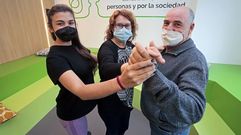 Noem� Abal, la monitora de las clases de baile de la AECC en Pontevedra, con dos alumnos. 