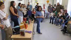 Sandra Senra, de la librera Libros para soar, explica a las familias cmo funciona la nueva biblioteca del Hospital Provincial