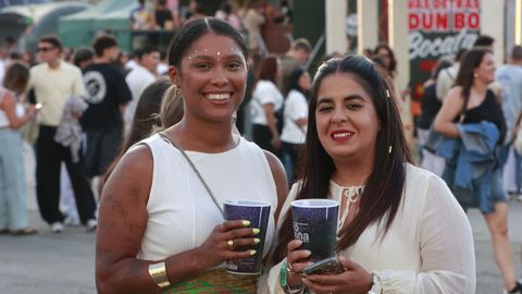 Dos espectadoras que no quisieron perderse el primer d�a del Morri�a.