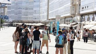 Cruceristas paseando por la Marina ayer. Estos viajeros no pagarán la tasa hasta el 2026