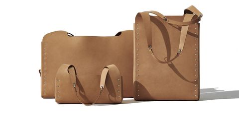 David Chipperfield x Zara. Set de Bolsos de Cuero. Trío de bolsos hechos a mano con cuero natural sin tratar, con asas integradas y remaches plateados. Incluye un bolso de fin de semana, uno de diario y uno de mano. Diseñado como un puente entre arquitectura y diseño funcional, todos fabricados en España con cuero gallego
