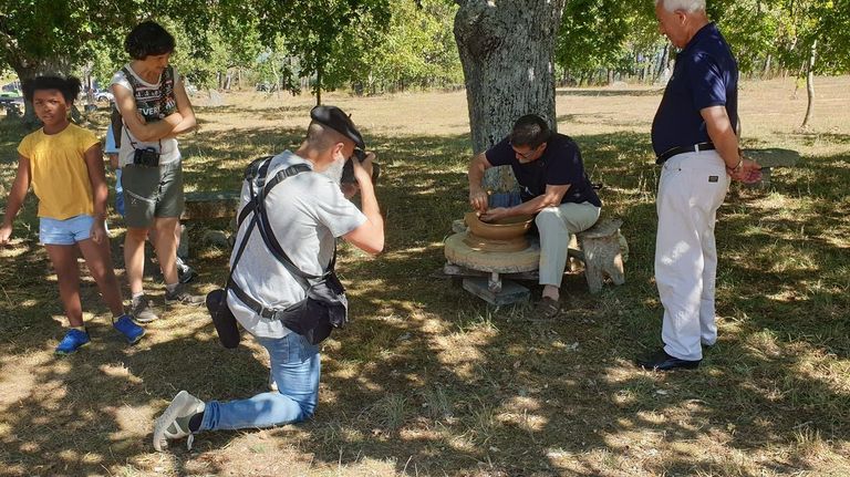 Unha demostración de olería tradicional na anterior edición da mostra de artesanía de Cadeiras, en Sober 