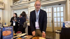 Antonio Claro es el responsable de la coruesa Costumes. Empanadas de Galicia, la compaa con sede en Carballo que lleva las empanadas gallegas por Europa